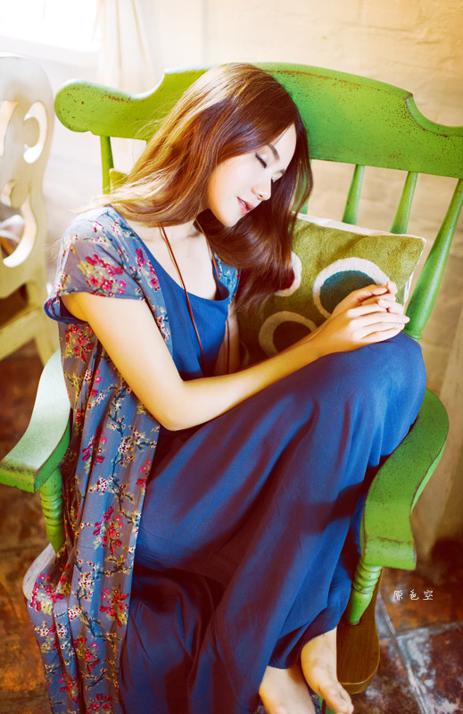 碎花长裙女子清纯图  第2张