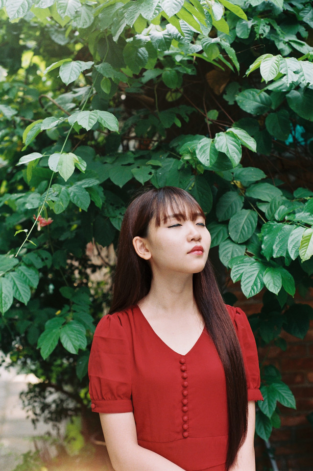 红裙女子户外清纯写真  第4张