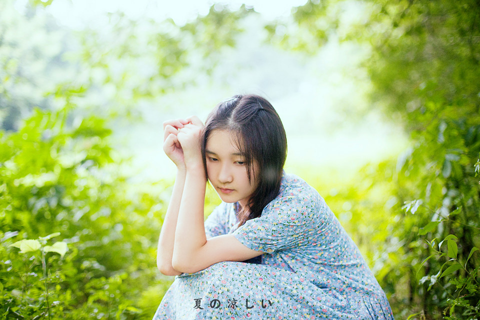 森林里面出现的碎花裙美少女  第7张