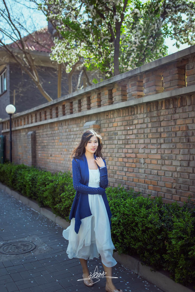 暖阳下的长裙少女迷人图  第6张