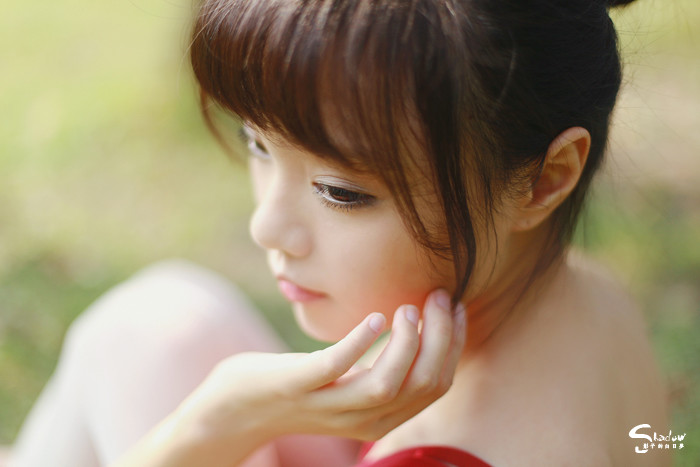 跳舞姑娘草地上的迷人舞姿  第3张