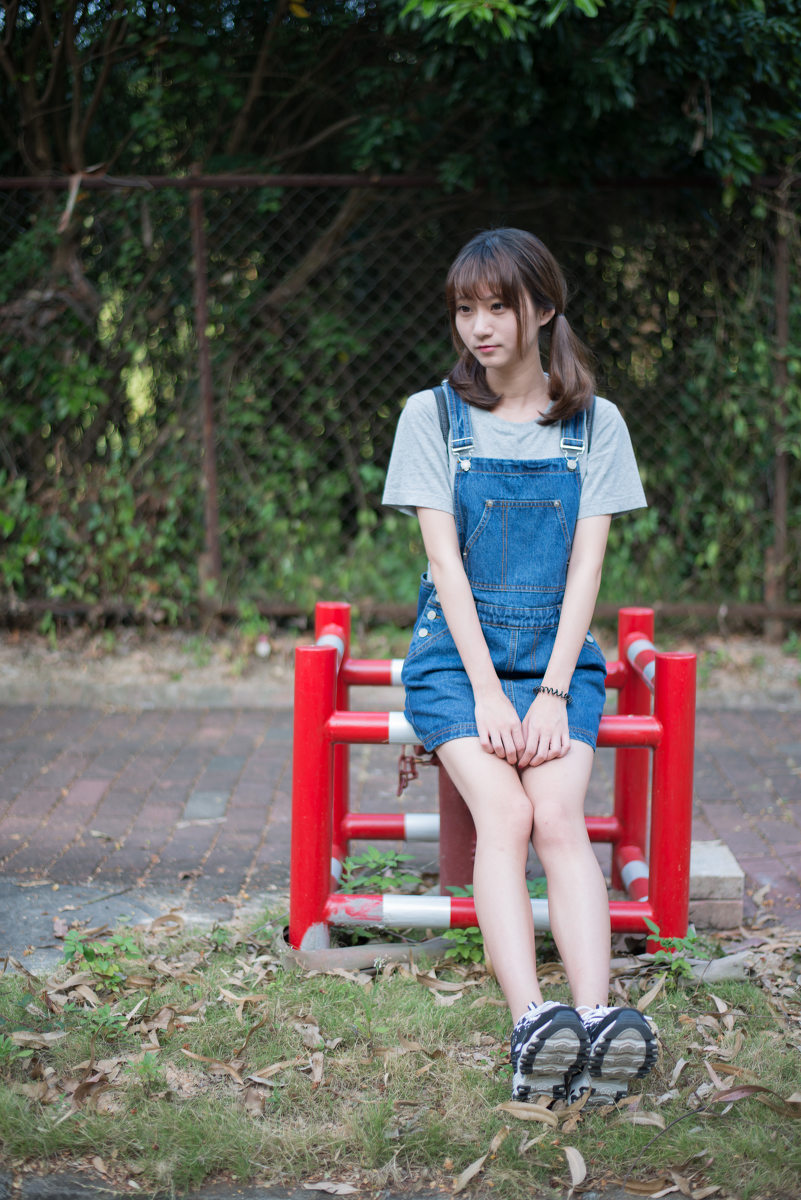 背带裤女子的双马尾清纯图  第4张