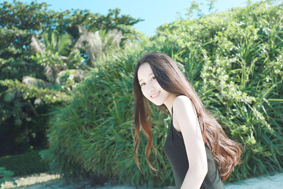 阳光下长发美女清纯照  第5张