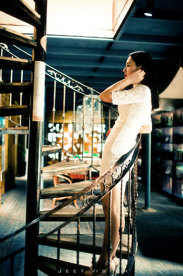 安静女子的红唇图片  第4张