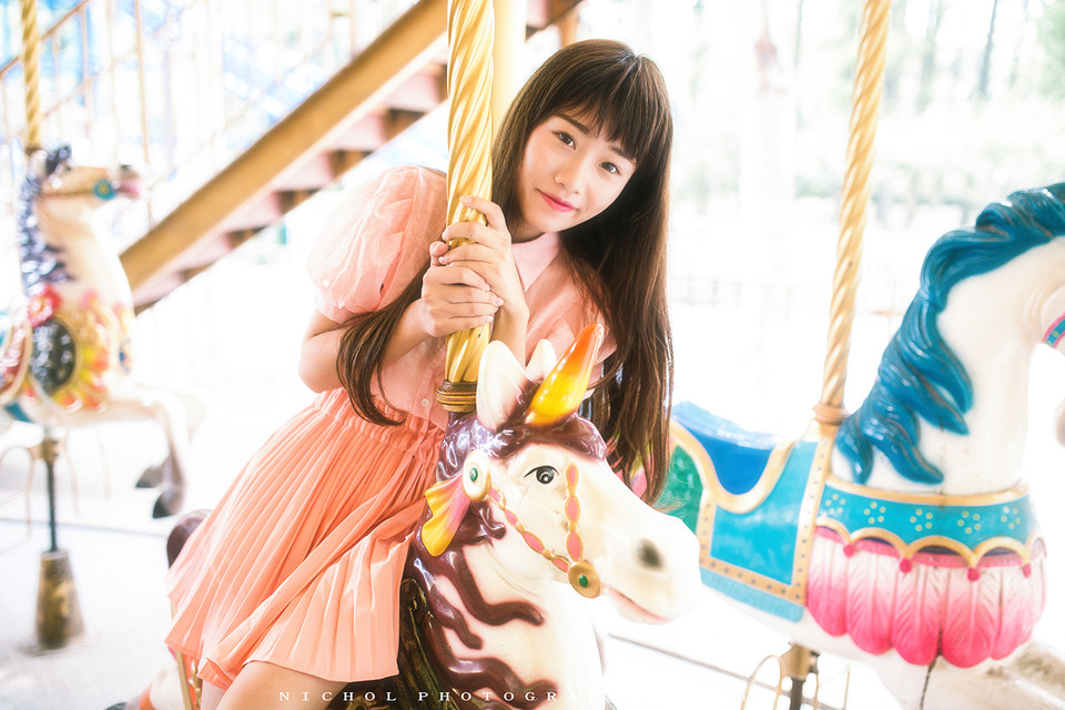 游乐场的长裙女子俏皮写真  第7张