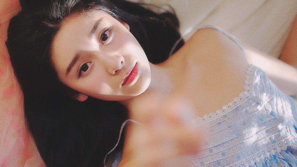 长发养眼美女的羞涩迷人  第1张