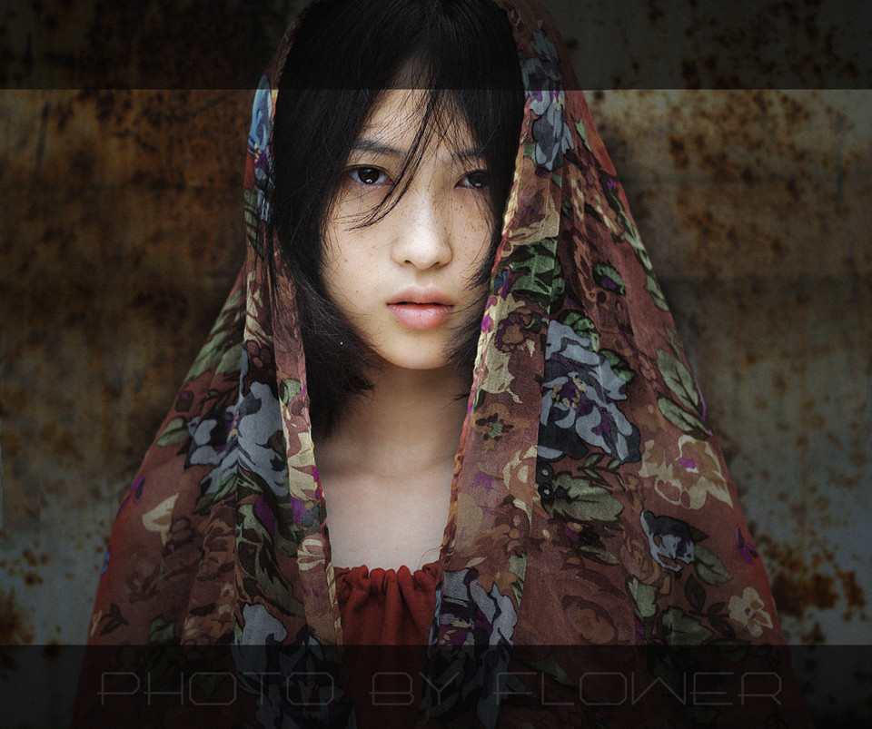 废弃建筑的吊带长裙的短发女子  第14张