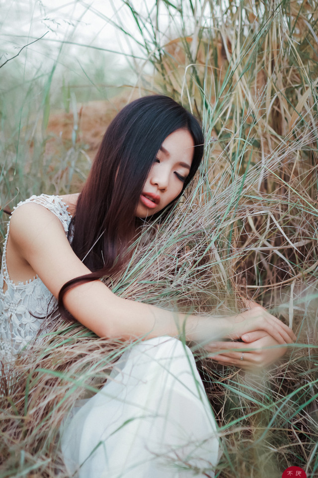 草地上白裙唯美少女图  第6张