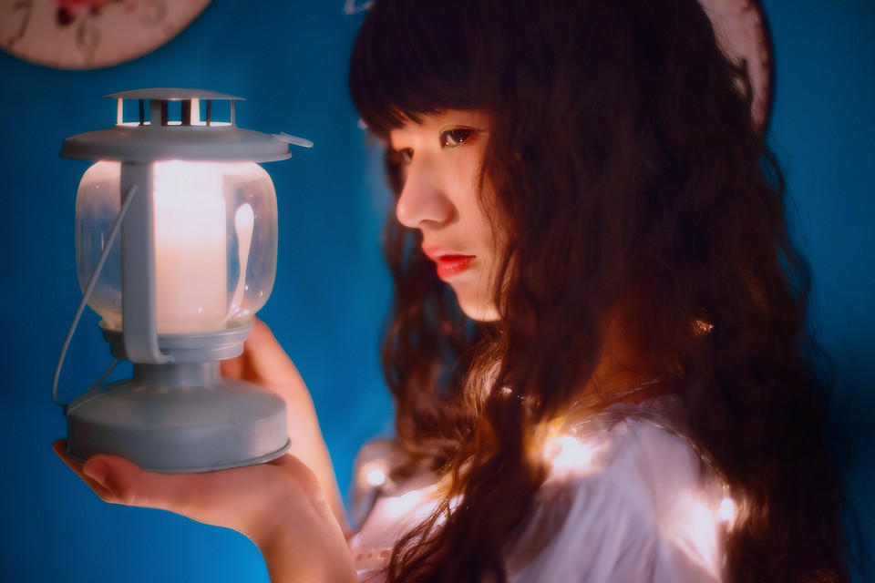 清纯美女卷发私房写真  第5张