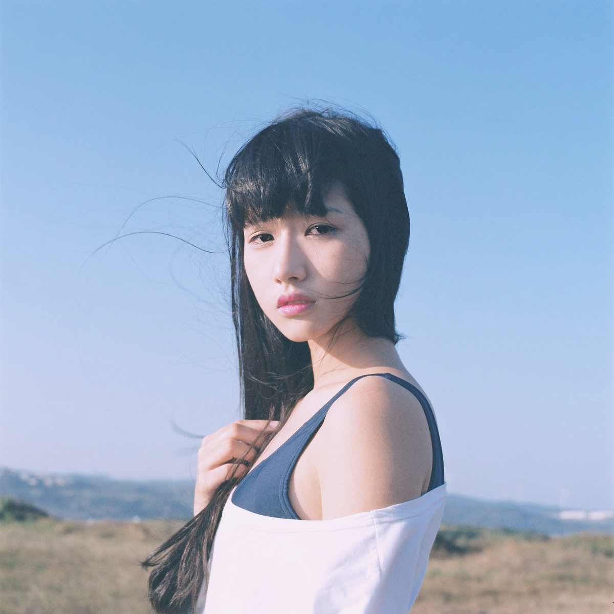 草丛里的长发随风飘逸  第3张