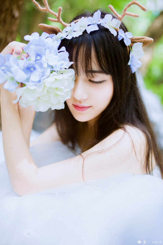 麋鹿姑娘森林唯美图  第1张