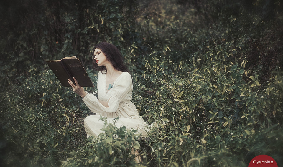 草丛长裙美女唯美图  第13张