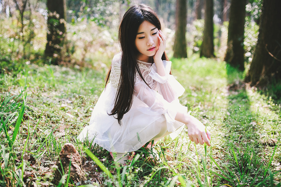 小清新女子森林小路的清纯美女  第3张