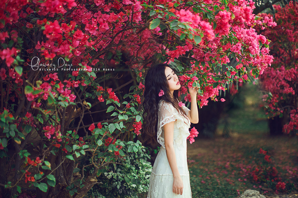 花中卷发清纯迷人女子  第6张