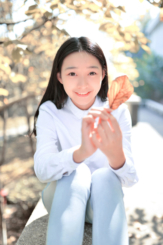清新女子阳光下甜美笑容  第9张