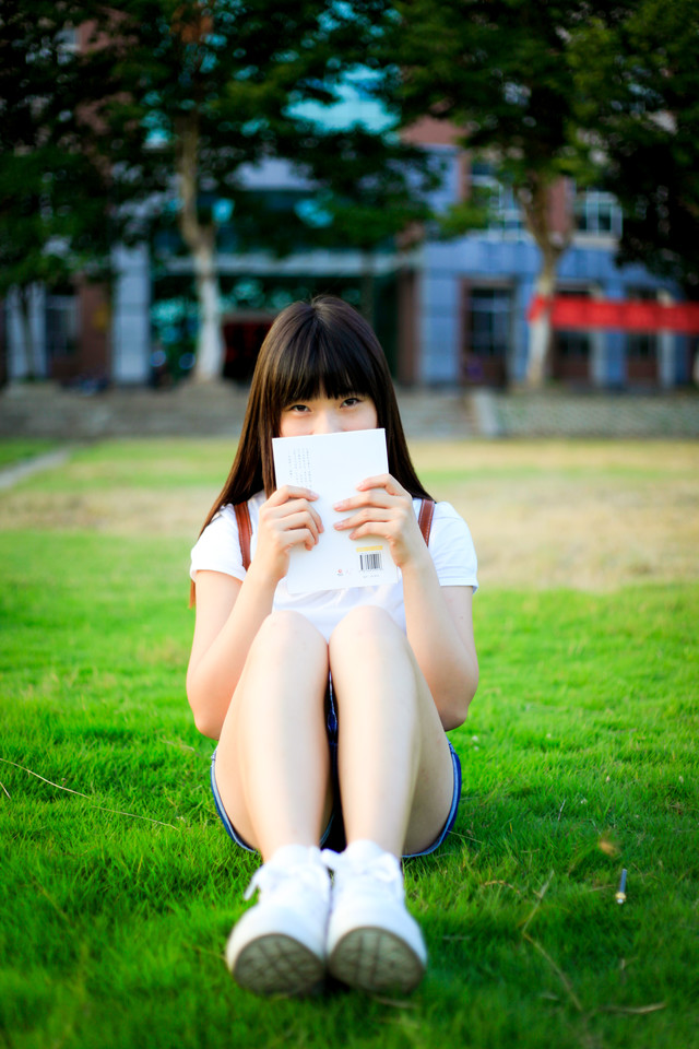 教室内的清晨长发美女  第1张