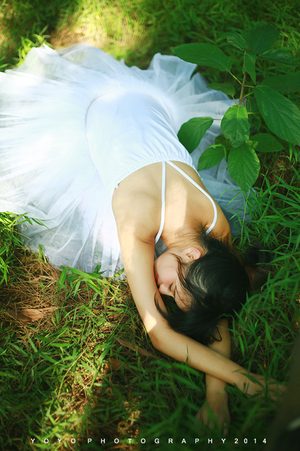 夏日美女在森林中舞动身姿  第2张