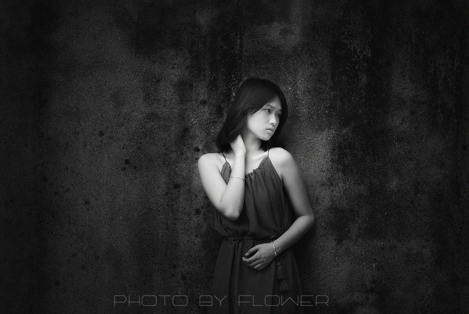 废弃建筑的吊带长裙的短发女子  第2张