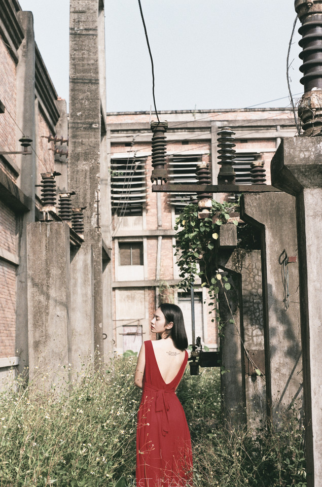 红裙女子白皙肌肤迷人写真  第15张