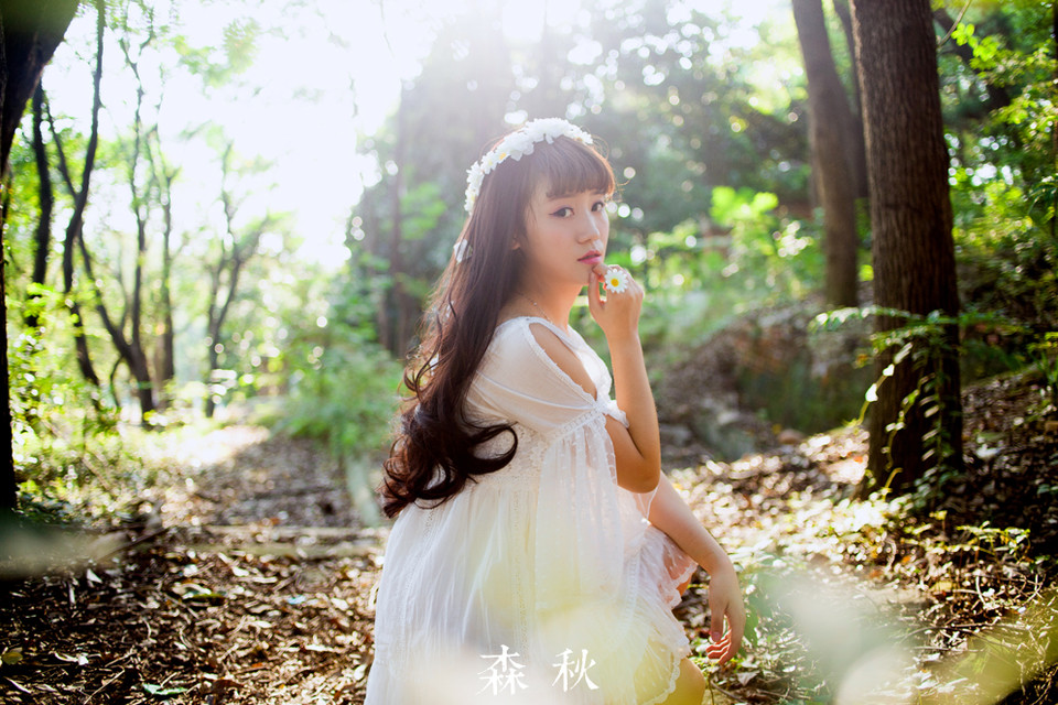 蕾丝短裙美女在深秋的森林写真图  第4张