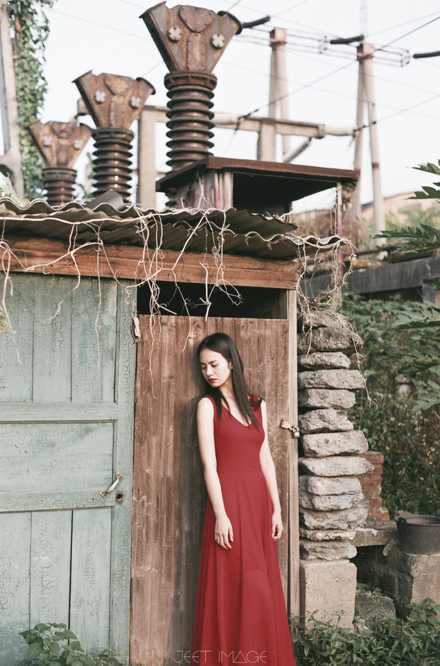 红裙女子白皙肌肤迷人写真  第20张