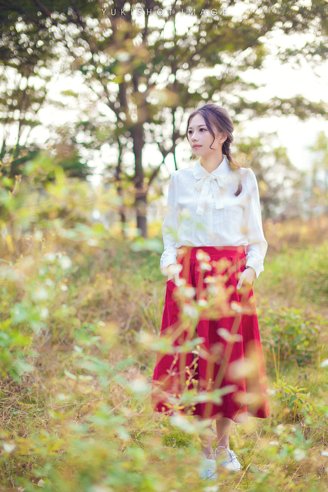 红裙美女的户外清纯图  第11张