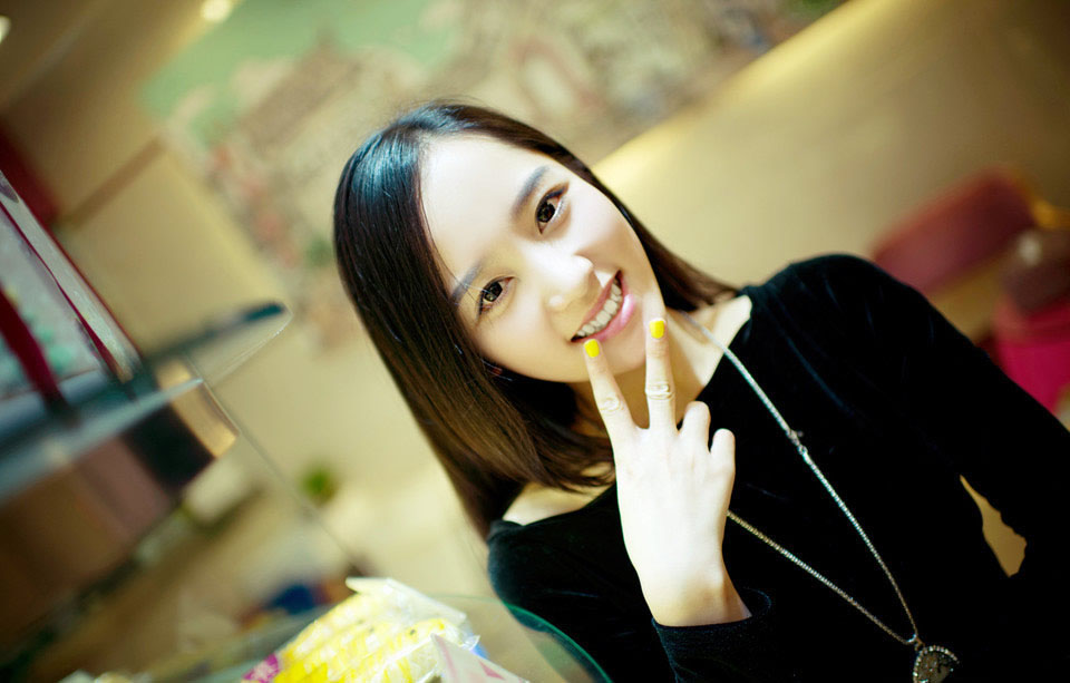 黑夜中清纯甜美女子  第2张