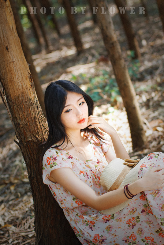 森林里面的碎花长裙唯美图  第3张