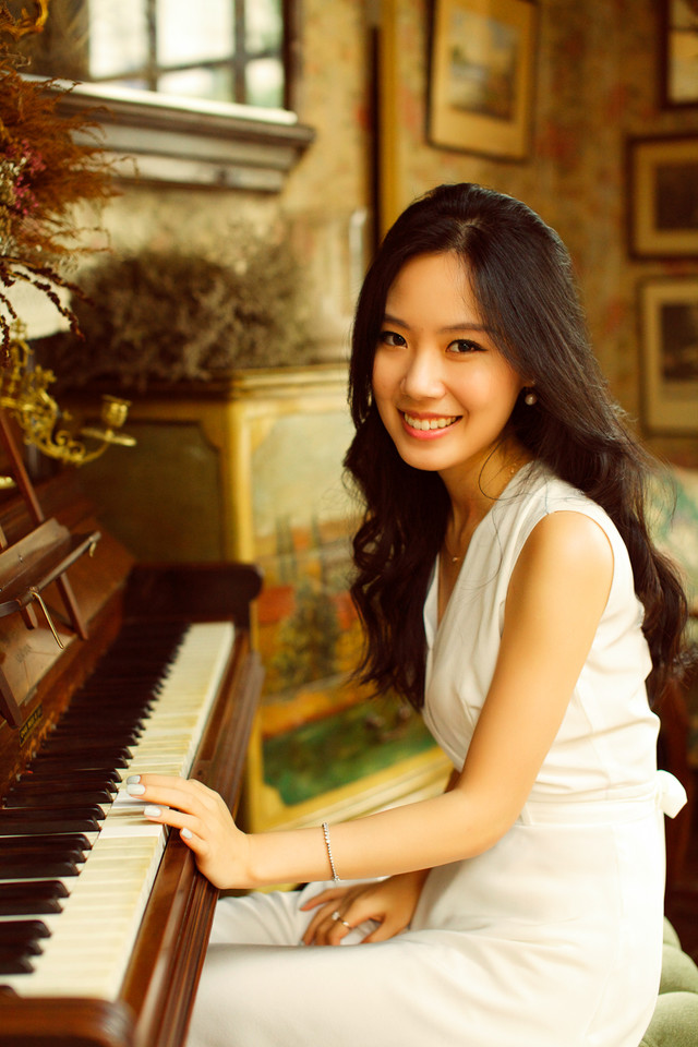 优雅美女夏日甜美笑容图  第7张