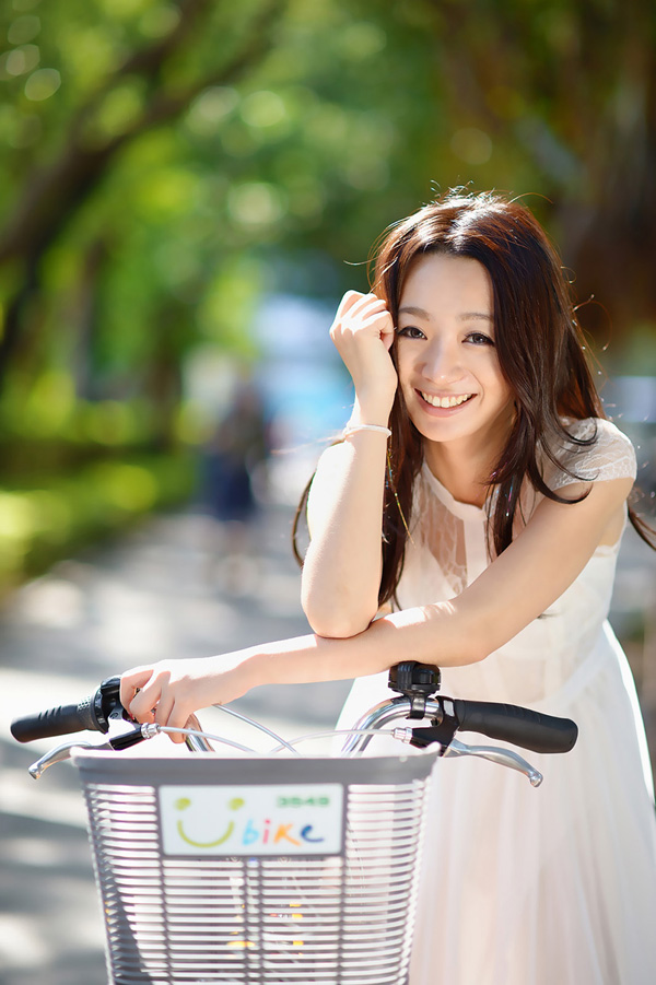 单车女子的长裙飘逸迷人图  第2张