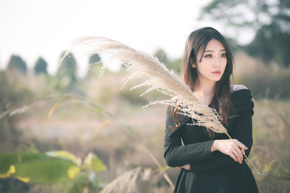 冬季清纯卷发女子寻找希望  第1张