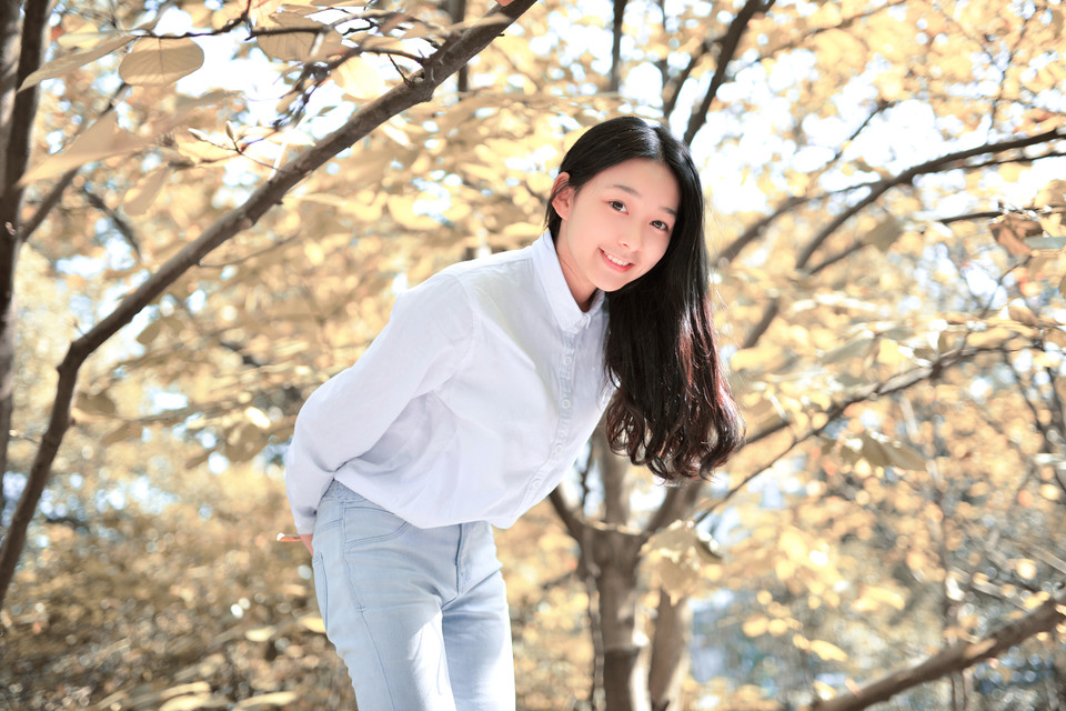 清新女子阳光下甜美笑容  第2张