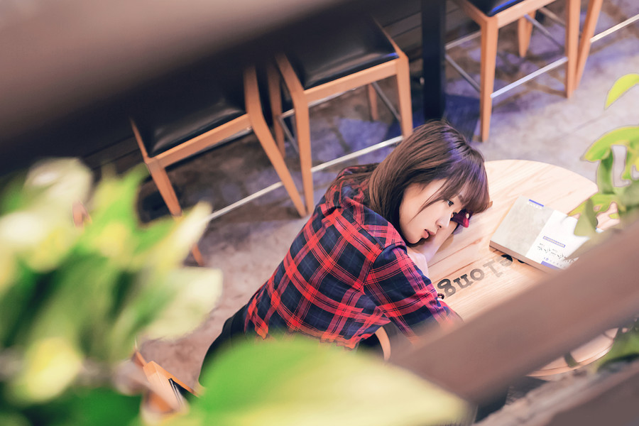 复古女子户外气质写真  第2张