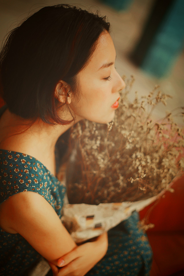 碎花长裙的红唇女孩唯美图  第5张