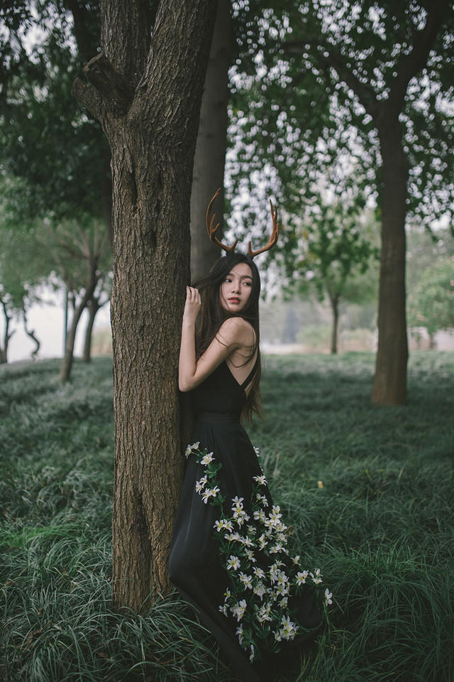麋鹿女子森林唯美清纯图  第7张
