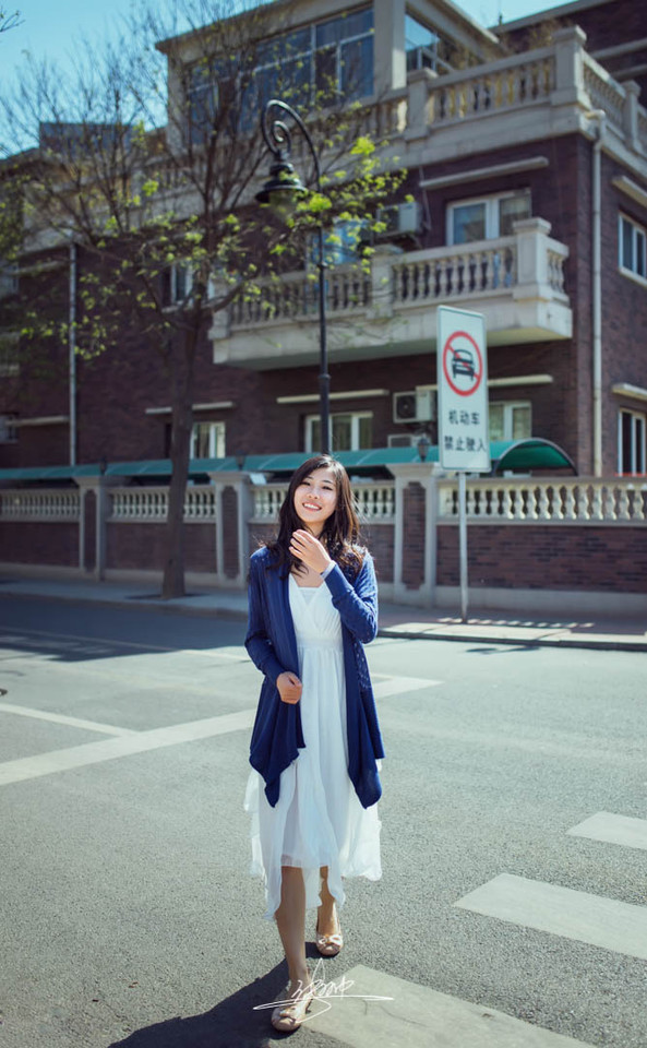 暖阳下的长裙少女迷人图  第1张