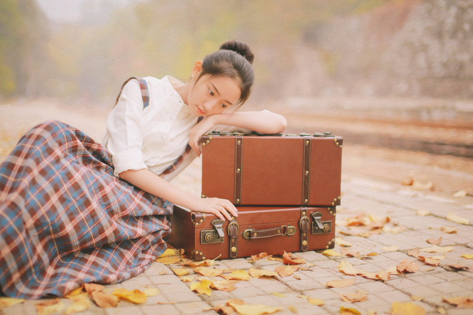 秋日的清纯女子铁轨图  第7张