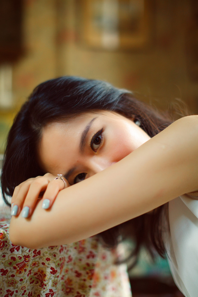 优雅美女夏日甜美笑容图  第4张