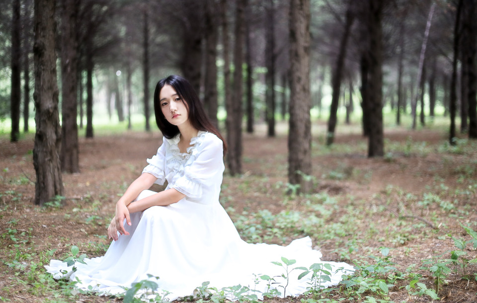 长裙飘飘女子在森林  第9张