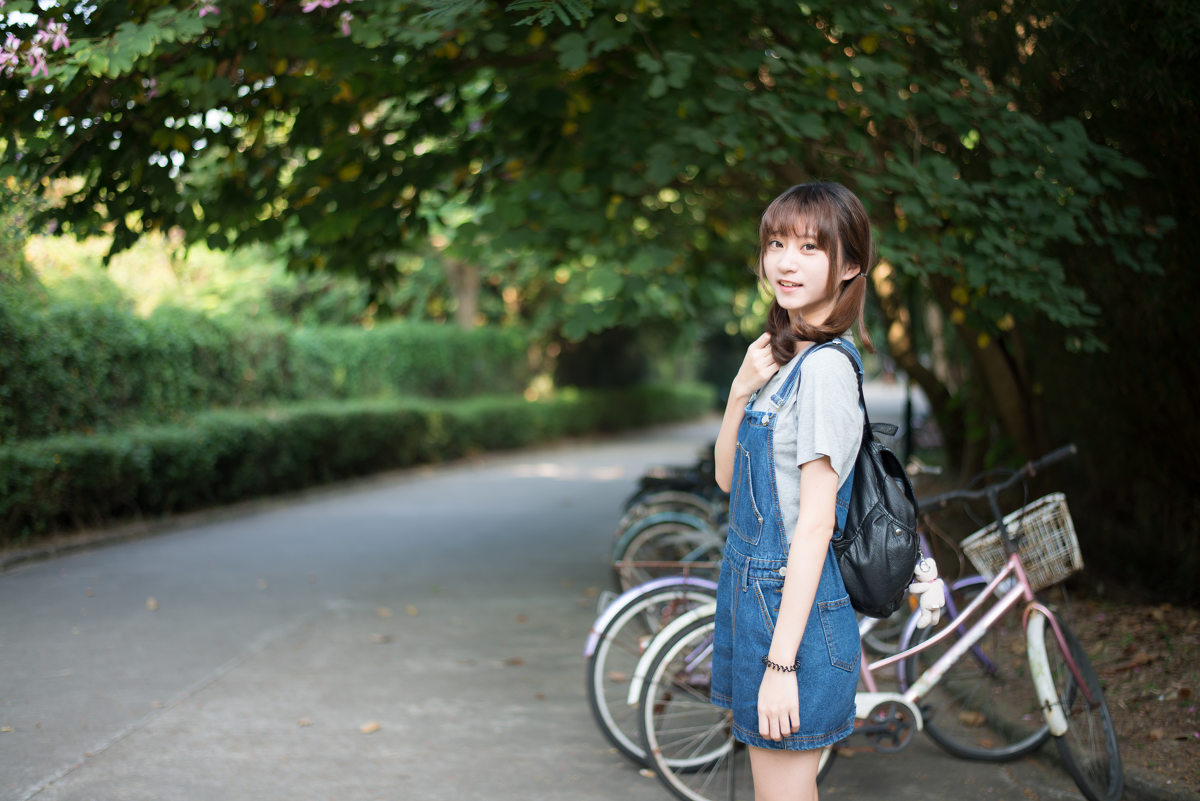 背带裤女子的双马尾清纯图  第1张