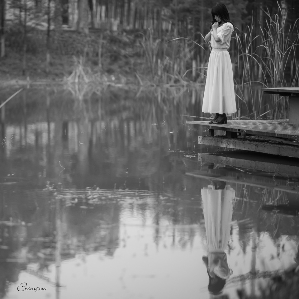 白裙美女在公园仰望  第2张