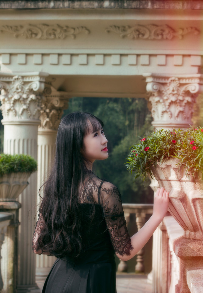 黑裙美女游园清纯写真  第1张