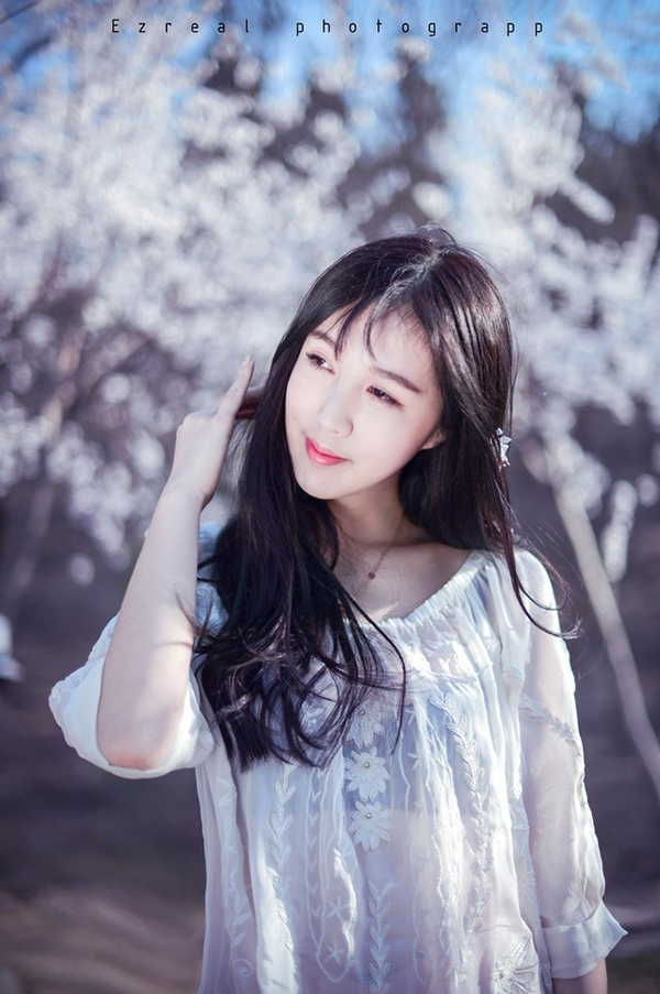 黄昏时的蕾丝裙少女户外唯美图  第2张