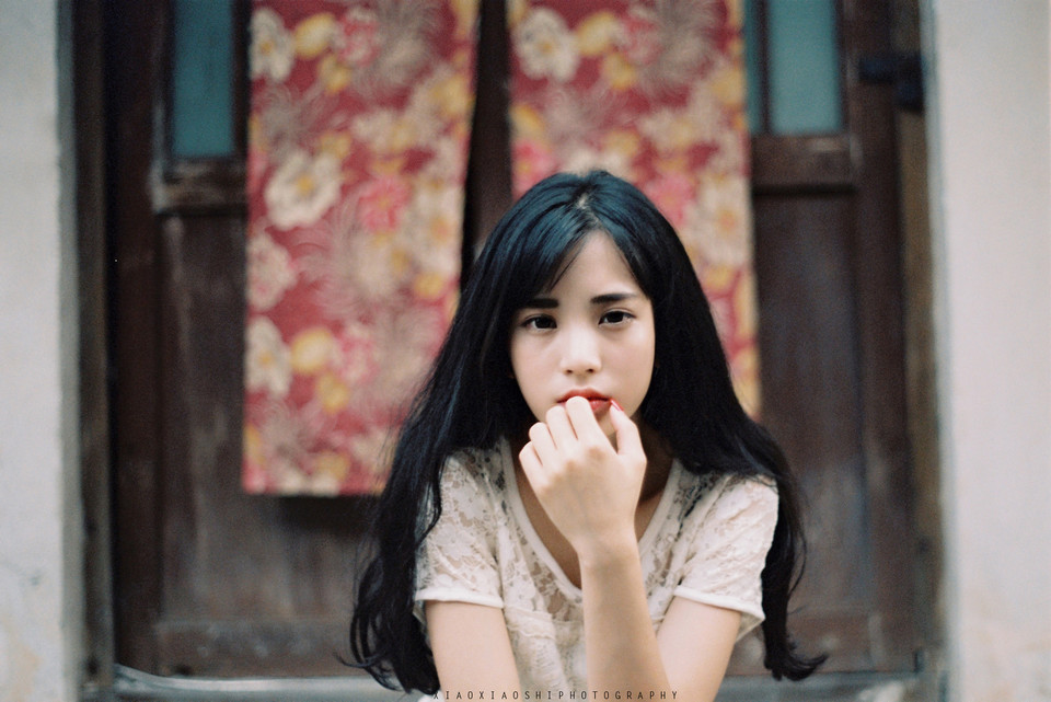 白裙蕾丝美女呆萌写真  第1张