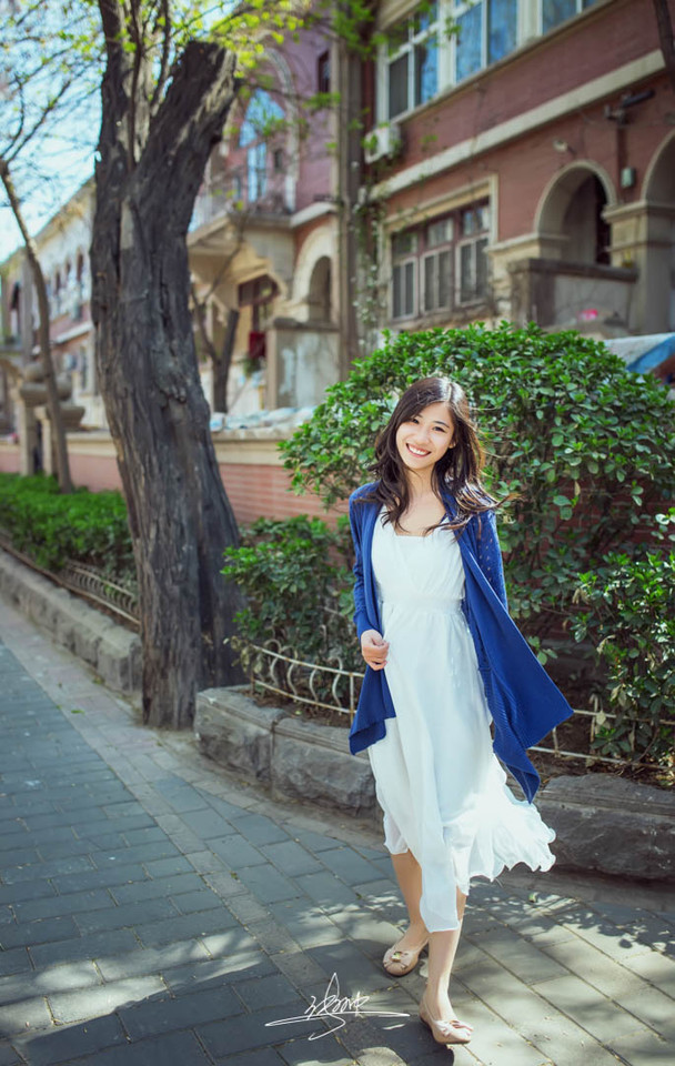 暖阳下的长裙少女迷人图  第3张