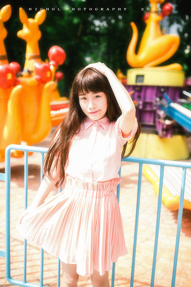 游乐场的长裙女子俏皮写真  第3张