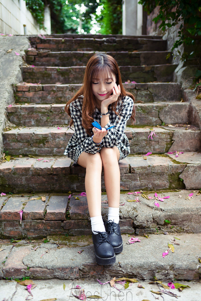 格子长裙女子的秀气写真  第3张