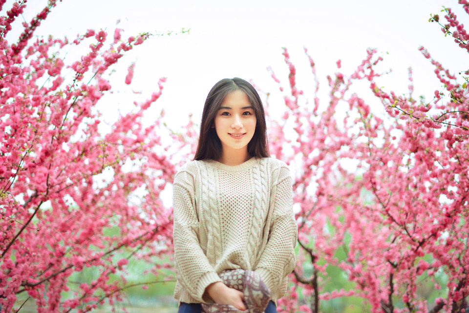 花下女子的甜美迷人图  第9张