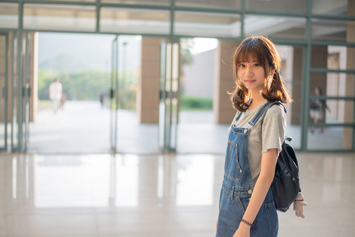 背带裤女子的双马尾清纯图  第12张