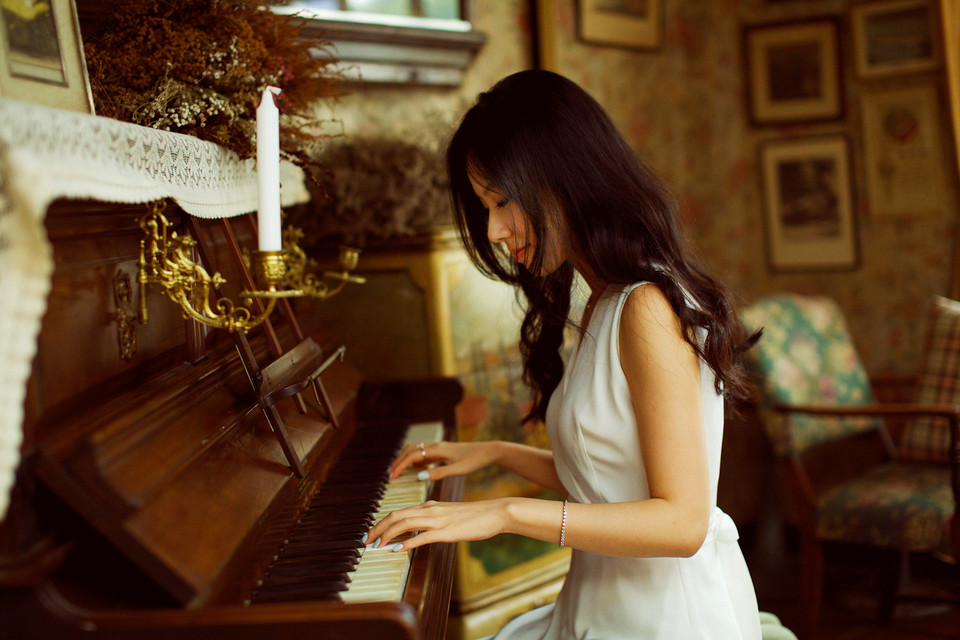 优雅美女夏日甜美笑容图  第11张